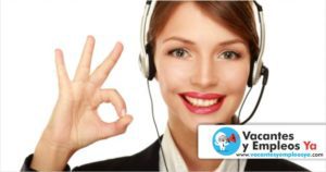 Personas trabajando como asesores comerciales y de servicio al cliente junto al anuncio de más de 18.500 vacantes en Colombia